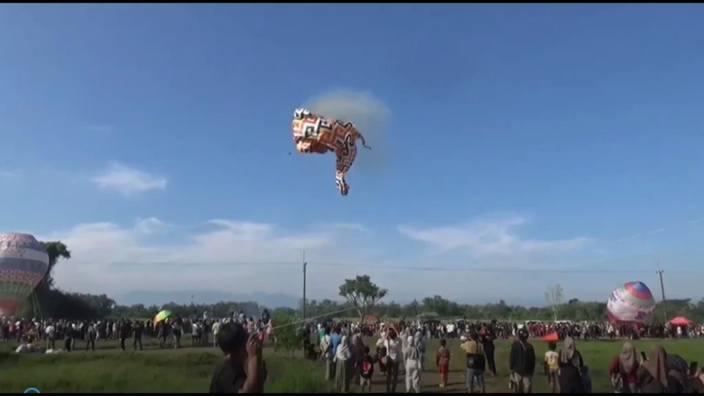 balon udara terbakar saat festival