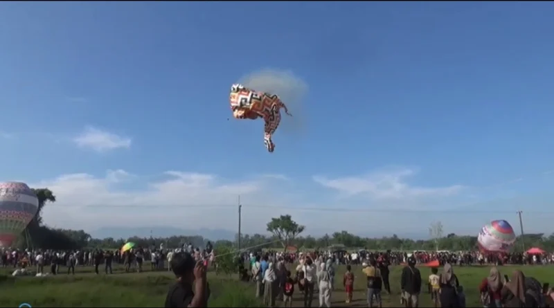 balon udara terbakar saat festival