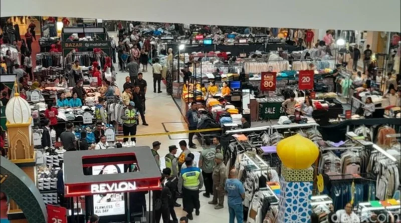 wanita jatuh di mal medan dari lantai 4